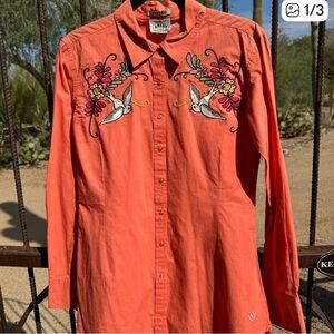 Ariat Women’s Embroidered Western Snap Front Shirt.  Size Large. EUC!